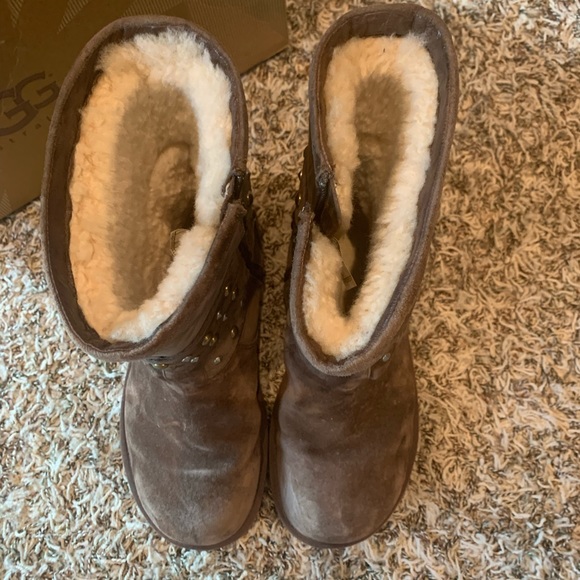 UGG Clovis Boot - Picture 4 of 9